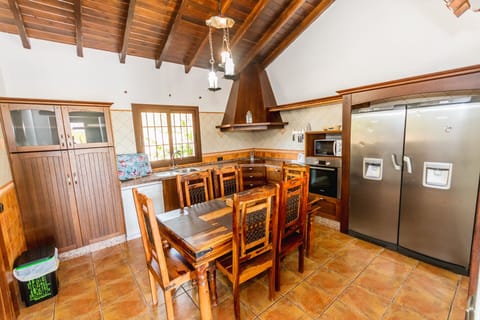 Enjoy the kitchen of this villa in Alhaurín el Grande