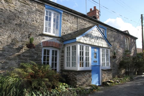 Fern Cottage is a traditional 18th Century Cornish cottage with a 21st C update!