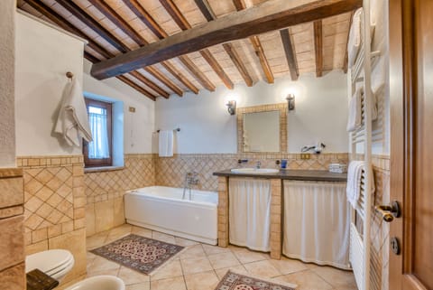 Studio | Bathroom | Shower, free toiletries, hair dryer, bidet