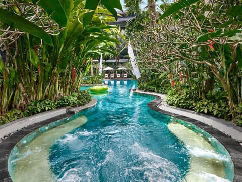 4 outdoor pools, sun loungers
