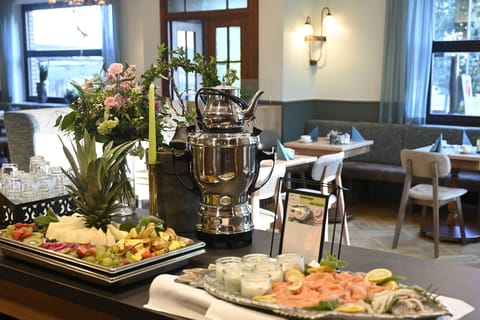 Daily buffet breakfast for a fee