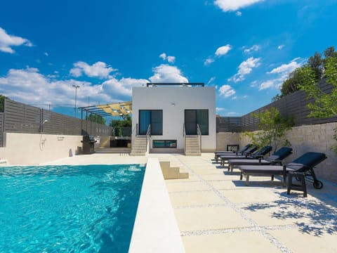 Property, Swimming Pool, Sky, Building, House, Real Estate, Architecture, Home, Estate, Design