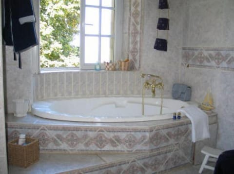 Deep soaking tub, free toiletries, hair dryer, towels