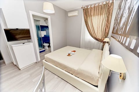 Desk, free cribs/infant beds, free WiFi