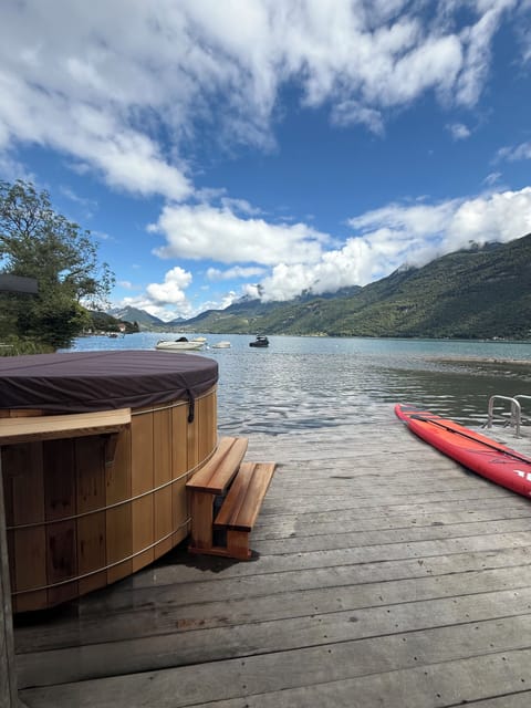 Brand new jacuzzi with direct lake 