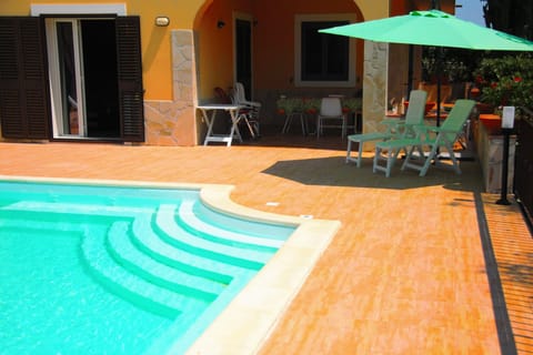 Swimming pool with jacuzzi