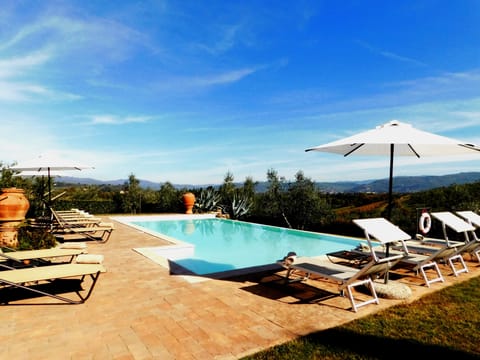 Villa MURGIANO's Infinity Edge Pool & spacious Lounging Area