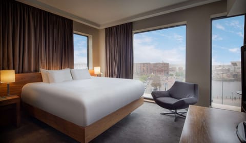 Executive Room, 1 King Bed (King With Dock View) | In-room safe, desk, laptop workspace, blackout drapes