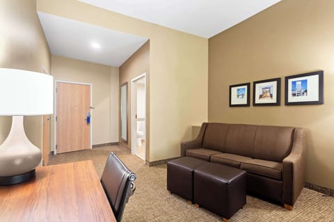 Pillowtop beds, desk, iron/ironing board, free cribs/infant beds