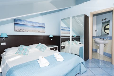 Design Penthouse, 1 Queen Bed | Minibar, in-room safe, desk, free WiFi