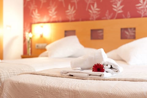 In-room safe, soundproofing, free WiFi, bed sheets