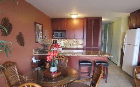 Bright, modern kitchen with all you need to prepare a fine meal.