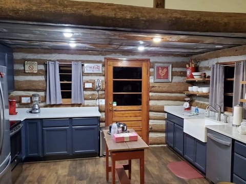 Farmhouse sink and Quartz countertops !