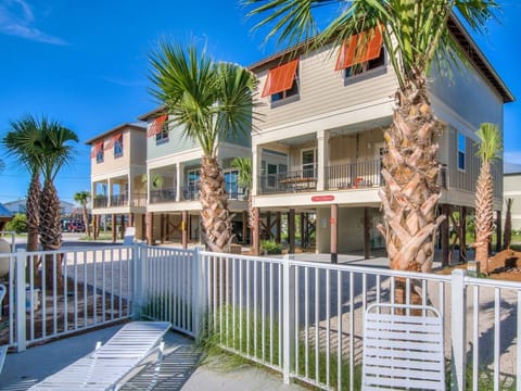 Gorgous exterior, safe community, Cottages of Romeo Beach-Prime location-walk to beach and many restaurants.