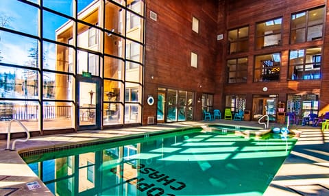 Indoor Heated Pool & Jacuzzi /Spa with Men's/Women's Adjacent Sauna k