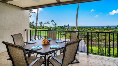 Spacious lanai outside our Kona HI Villa - perfect for breakfast & morning Kona coffee