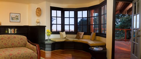 living room with view onto a private deck