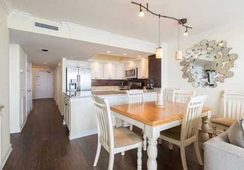 Dining Room Area (Accommodate 6 Guests)