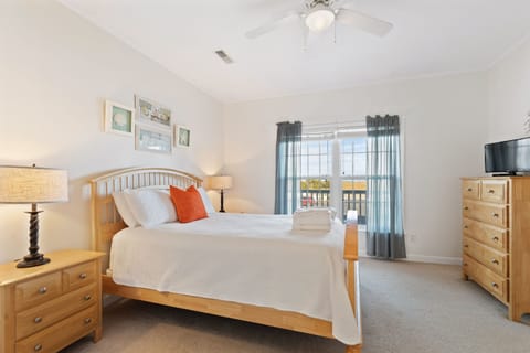Guest Bedroom 2 - Queen Bed