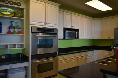 Large Kitchen w/ Granite, Double Oven, Stovetop, 2 Refrigerators & 2 Dishwashers