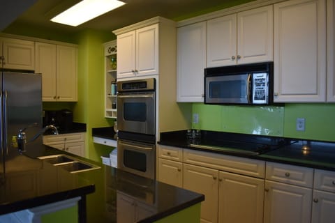 Large Kitchen w/ Granite, Double Oven, Stovetop, 2 Refrigerators & 2 Dishwashers
