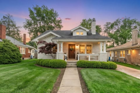 Escape to our charming bungalow in the Chevy Chase neighborhood, located just minutes away from some of the city's best restaurants. Book your stay now and experience the perfect combination of comfort and convenience!