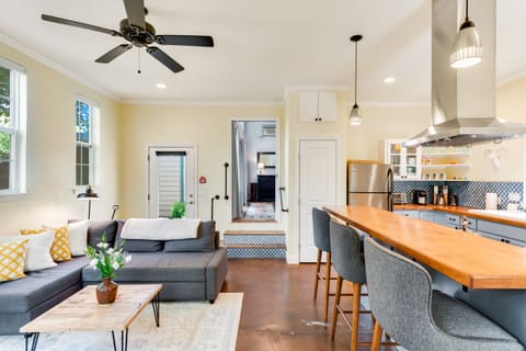 The Garnett Street Guesthouse features 540 sq ft of livable, open space.