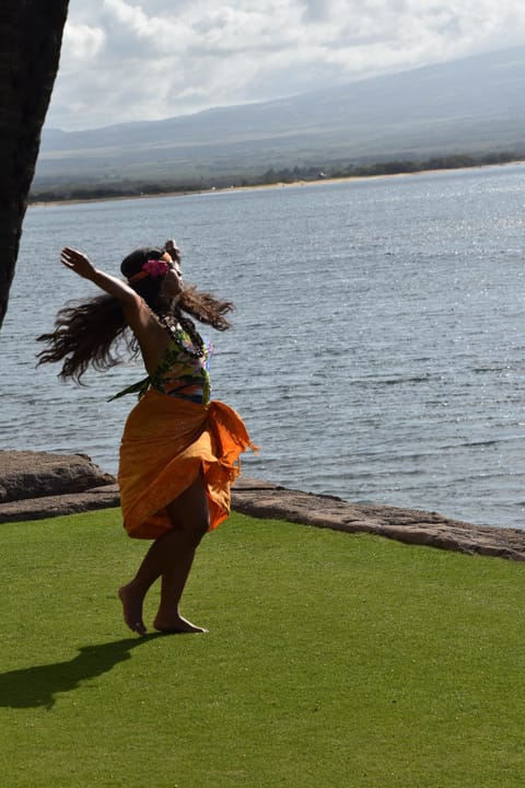 hula dancer in front