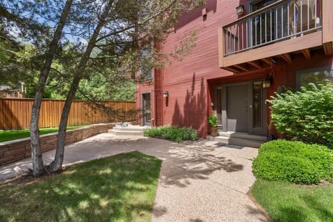 Charming Entrance: Embrace mountain views with inviting greenery and a warm, welcoming path!