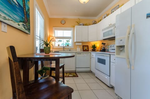 15 Kitchen - P.Parrot 4BD-4