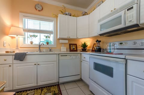 16 Kitchen - P.Parrot 4BD-6