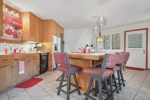 Island seating for visiting with the Chef.