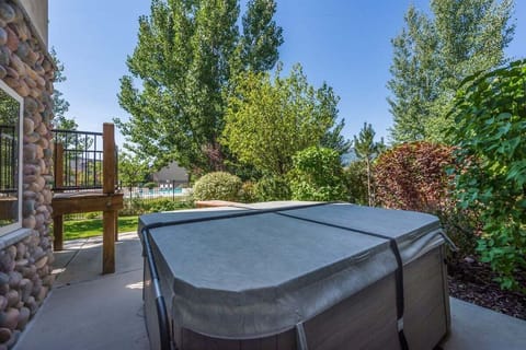 Private Hot Tub - Brand new Dec 2025!