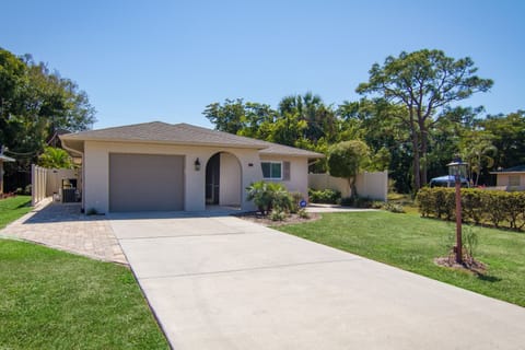 walk to beach, close to restaurants, groceries, walk take a bike or 2 min. drive