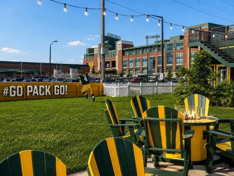 Approximately a 7 minute walk to Lambeau Field. The closest gates are the American Family Insurance gate and the Oneida Nation Gate. Located also 6 minutes from the Johnsonville Tailgate Village