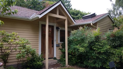 Studio cottage entry and lush garden