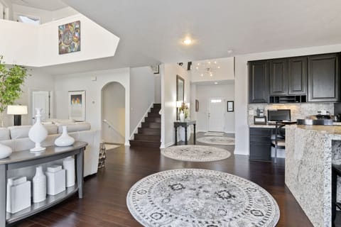 This vacation home has 3 levels, cable, wifi, hot tub, kitchen, and laundry room