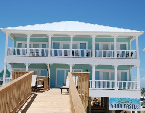The beautiful Susan's Sand Castle II, with Sand Dune Walkover access to beach!
