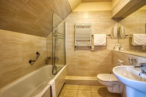 Combined shower/tub, towels, soap, shampoo