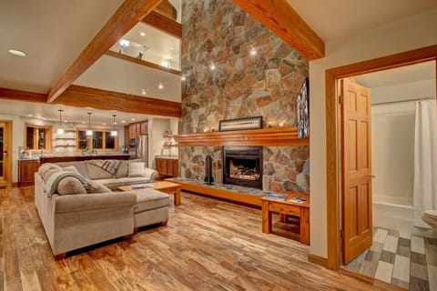 Living Room – plenty of comfortable seating, large flatscreen TV and fireplace.  The perfect place to unwind with friends/ family after a day on the slopes!