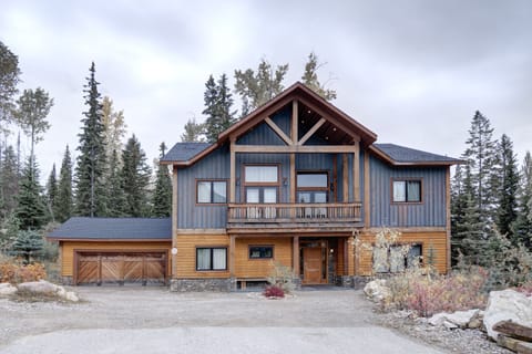 Welcome to the Grand Chalet Grand Grizzli !!! The premier home at KHMR.