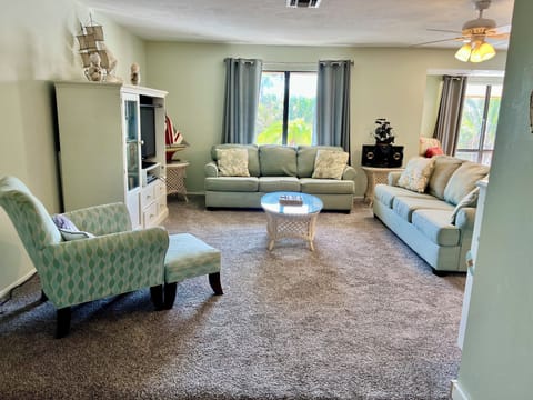 Entry/Living Room