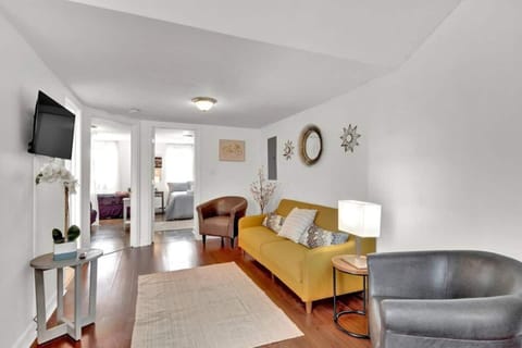 Welcome to North Howard! Modern 2-bedroom apartment with living area, full kitchen, modern bathroom, and quality fixtures throughout. Perfect for work from home, couples and family trips. 