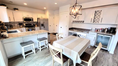 Breakfast table seats 4