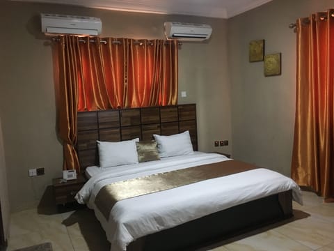 Executive Room | In-room safe, desk, bed sheets