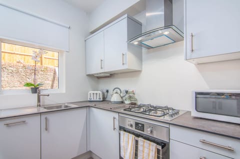 Standard Apartment | Private kitchen | Full-size fridge, microwave, oven, stovetop
