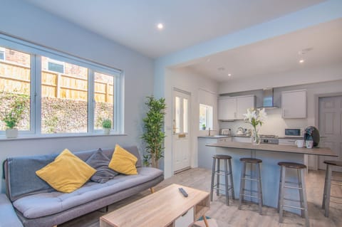 Standard Apartment | Living area | Flat-screen TV, Netflix