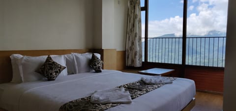 Club Room, 1 Double Bed, Non Smoking, Mountain View | Desk, blackout drapes, soundproofing, WiFi (free)