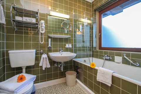 Deep soaking bathtub