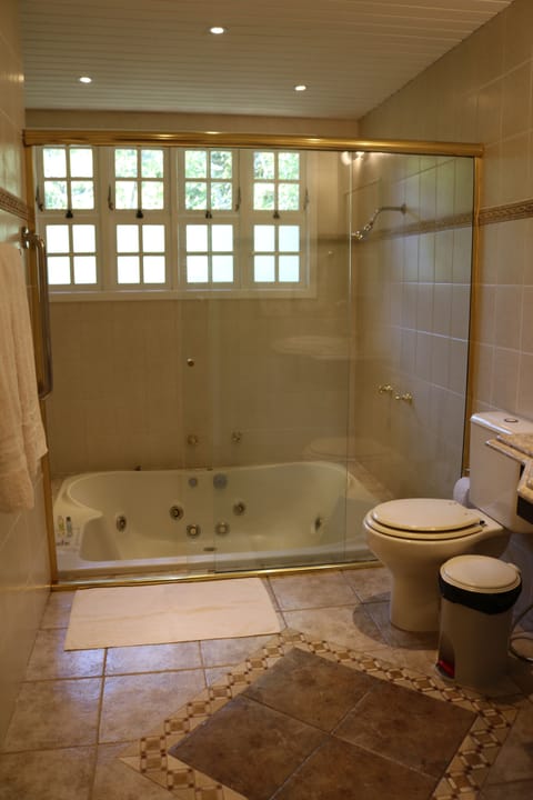 Romantic Suite, Garden View | Bathroom | Shower, free toiletries, hair dryer, towels